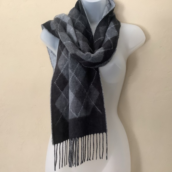 Beautiful Scarf - Picture 2 of 5